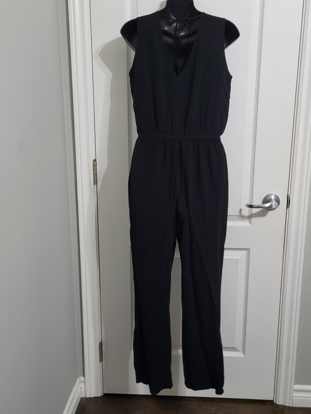 💲2️⃣ Trendsetter Sleeveless Black Ruffle Cross-Over V-Neck Jumpsuit Size Med - Picture 8 of 13